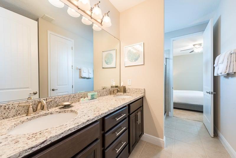 Ec422 - Gleaming With Theater At Encore
