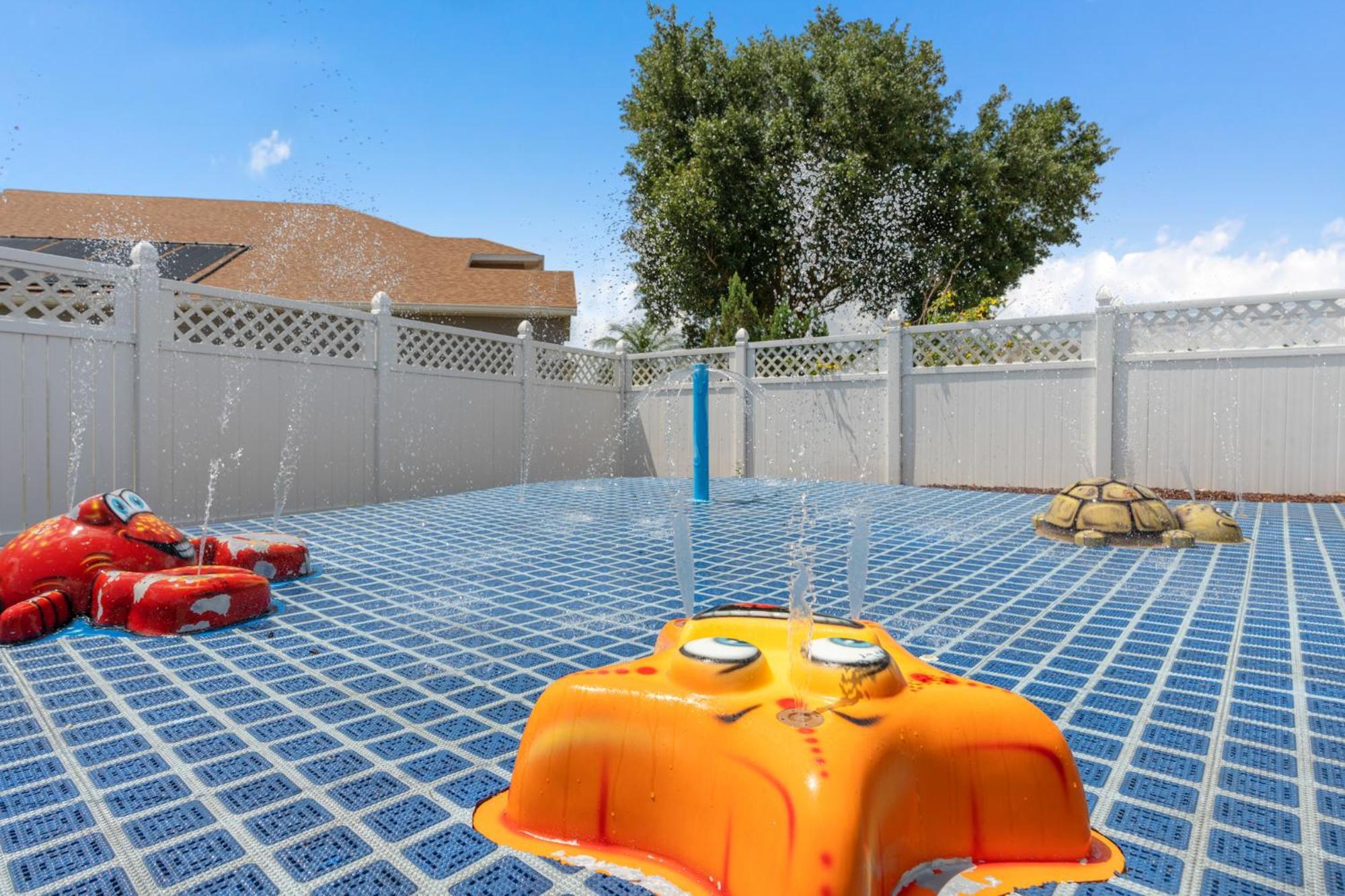 Holiday home Mickeys Sunrise - Phenomenal 7br Themed Theater Swingset Splashpad Gas Bbq - 2 Miles To