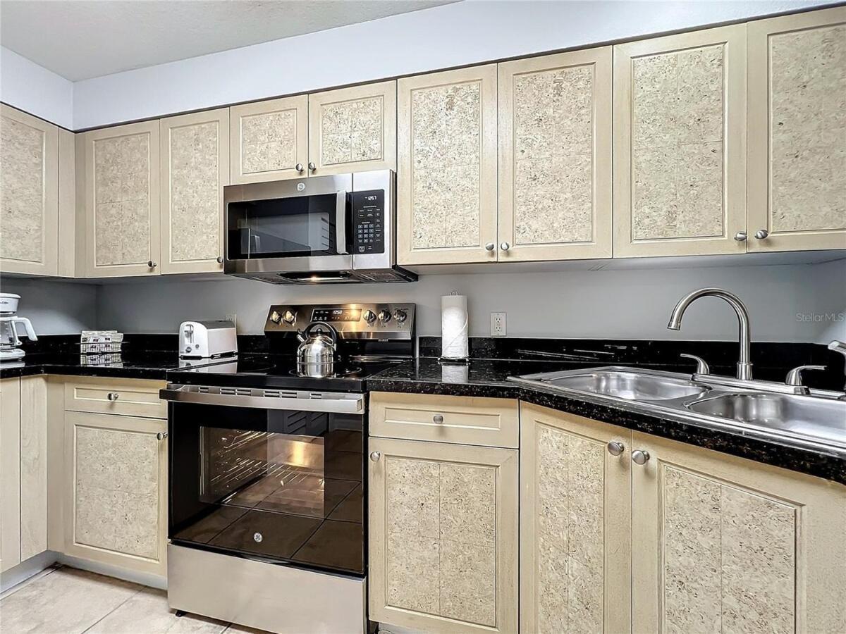 Spacious 3 Bed 3 Bath Luxury 5 Min From * Orlando