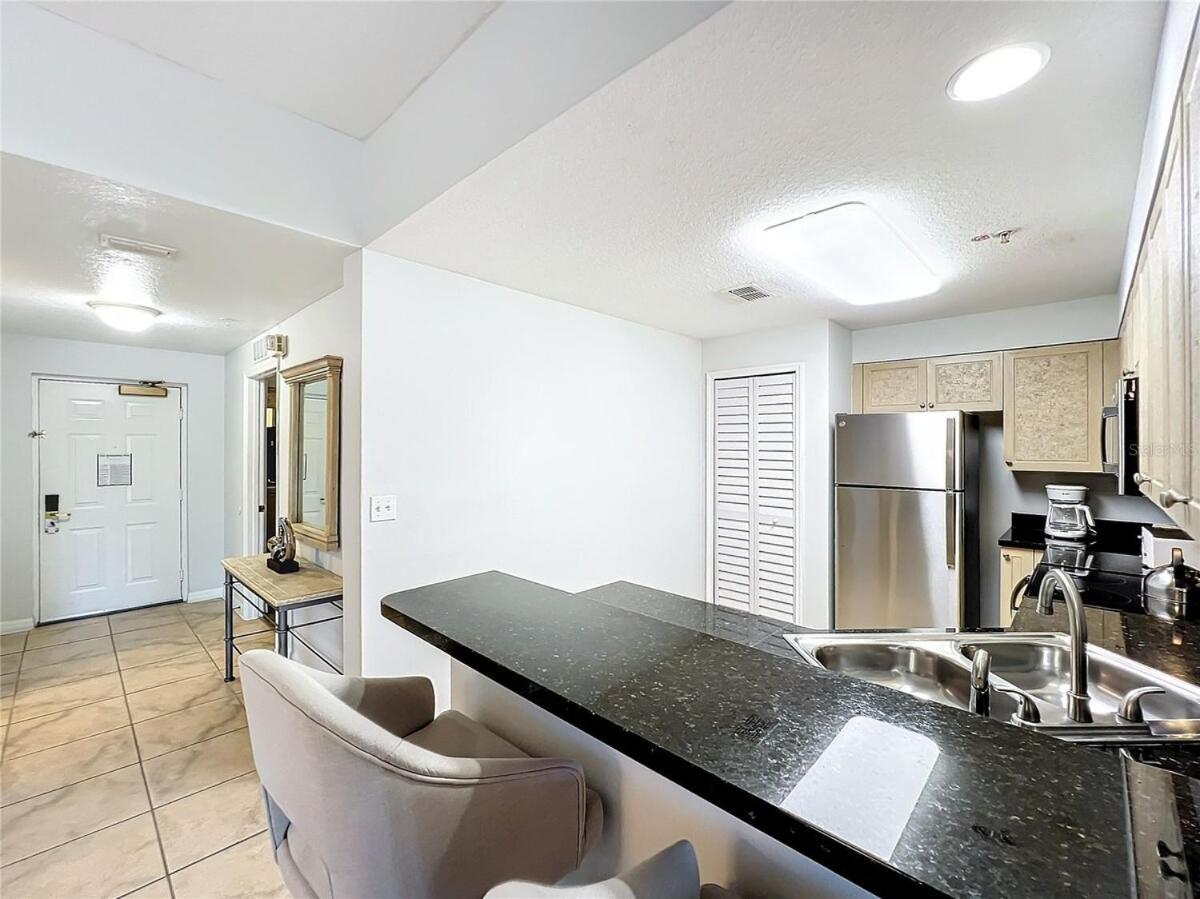 Spacious 3 Bed 3 Bath Luxury 5 Min From Apartment