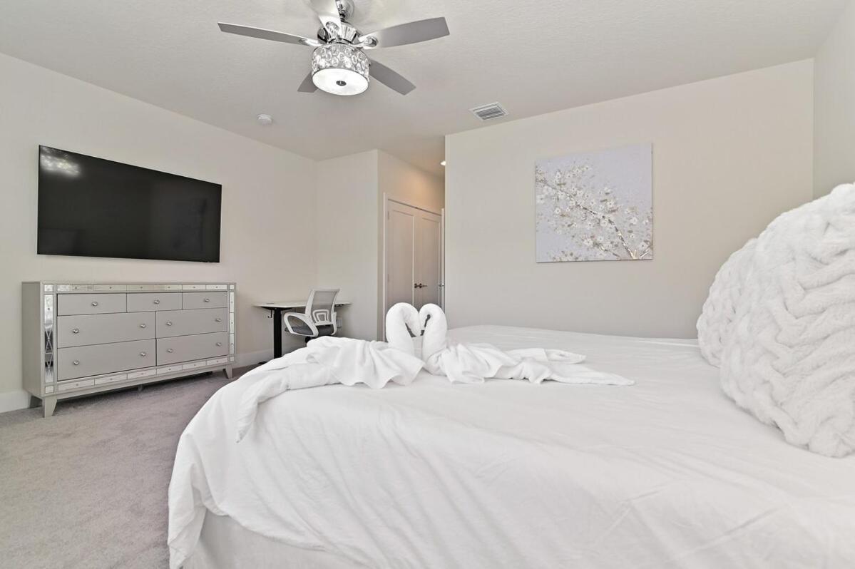 Holiday home New Luxury Dream Vacation With Gym, 70 Inch Tv, Private Pool, 4 Bedrooms, 3 Full Baths, High Speed Wifi *