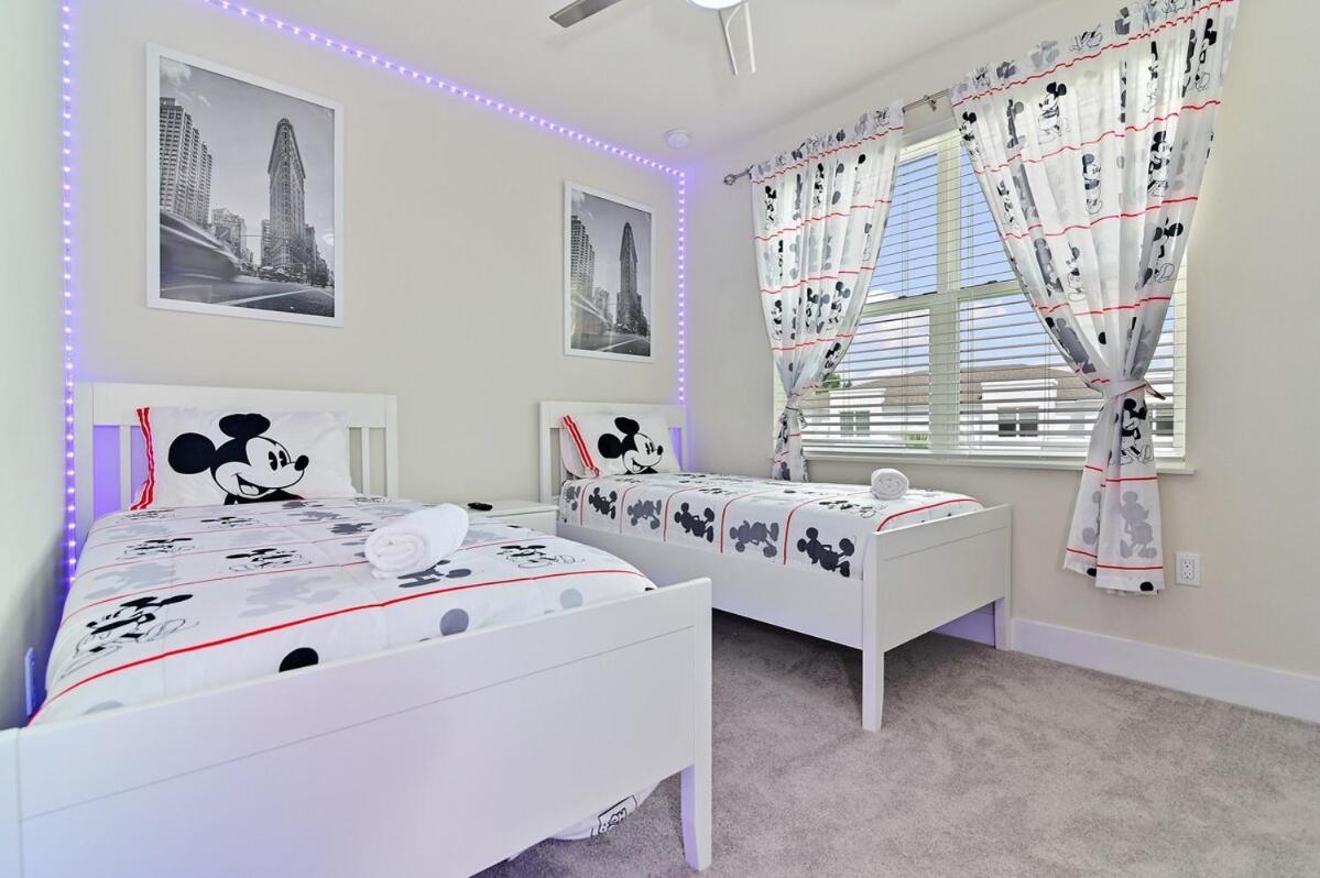 New Luxury Dream Vacation With Gym, 70 Inch Tv, Private Pool, 4 Bedrooms, 3 Full Baths, High Speed Wifi Holiday home Orlando