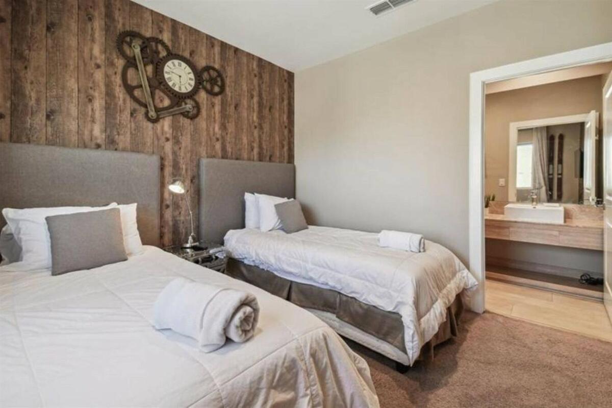 Dluxx Magic Village 3 Miles From 7454 Holiday home *