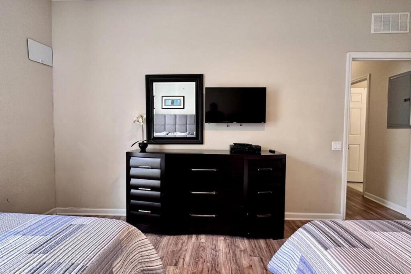 Is1 110 - Lakefront Unit - Near Major Attractions Holiday home *