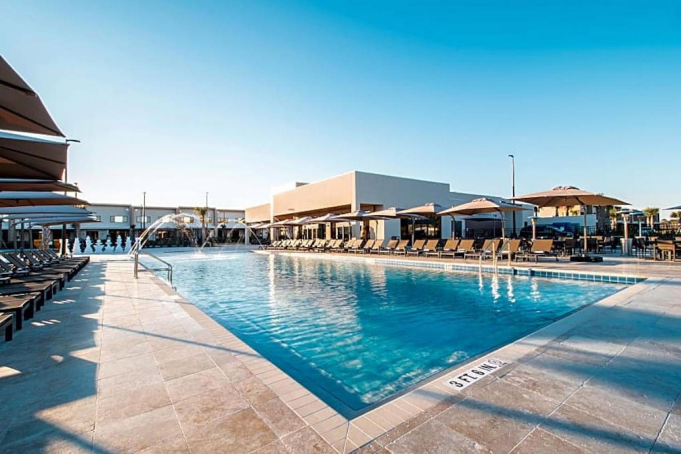 Holiday home 7485 - Luxurious 3 Bedroom Townhouse Behind