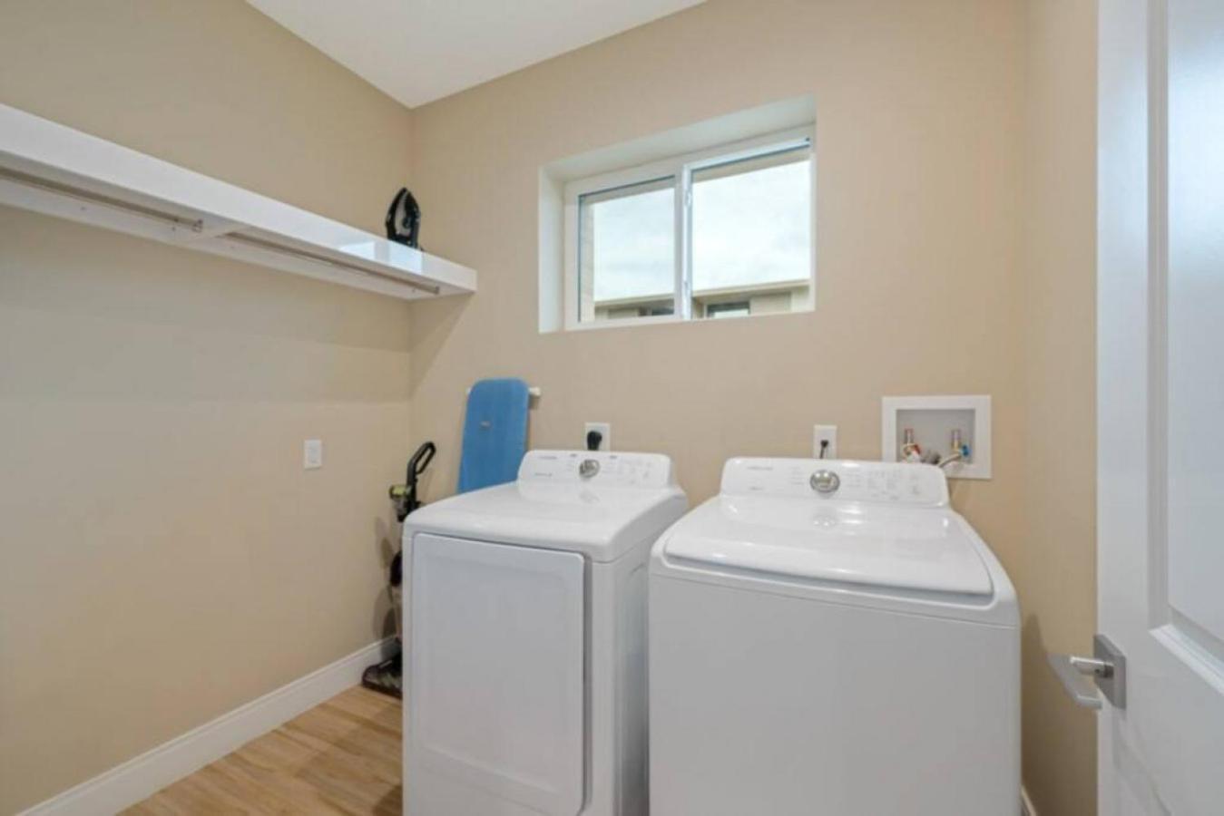 7485 - Luxurious 3 Bedroom Townhouse Behind Holiday home *