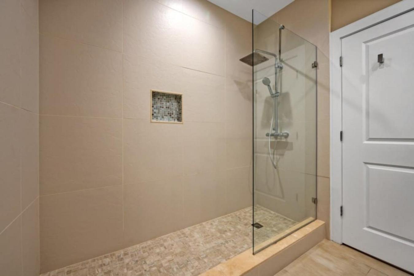 7485 - Luxurious 3 Bedroom Townhouse Behind *