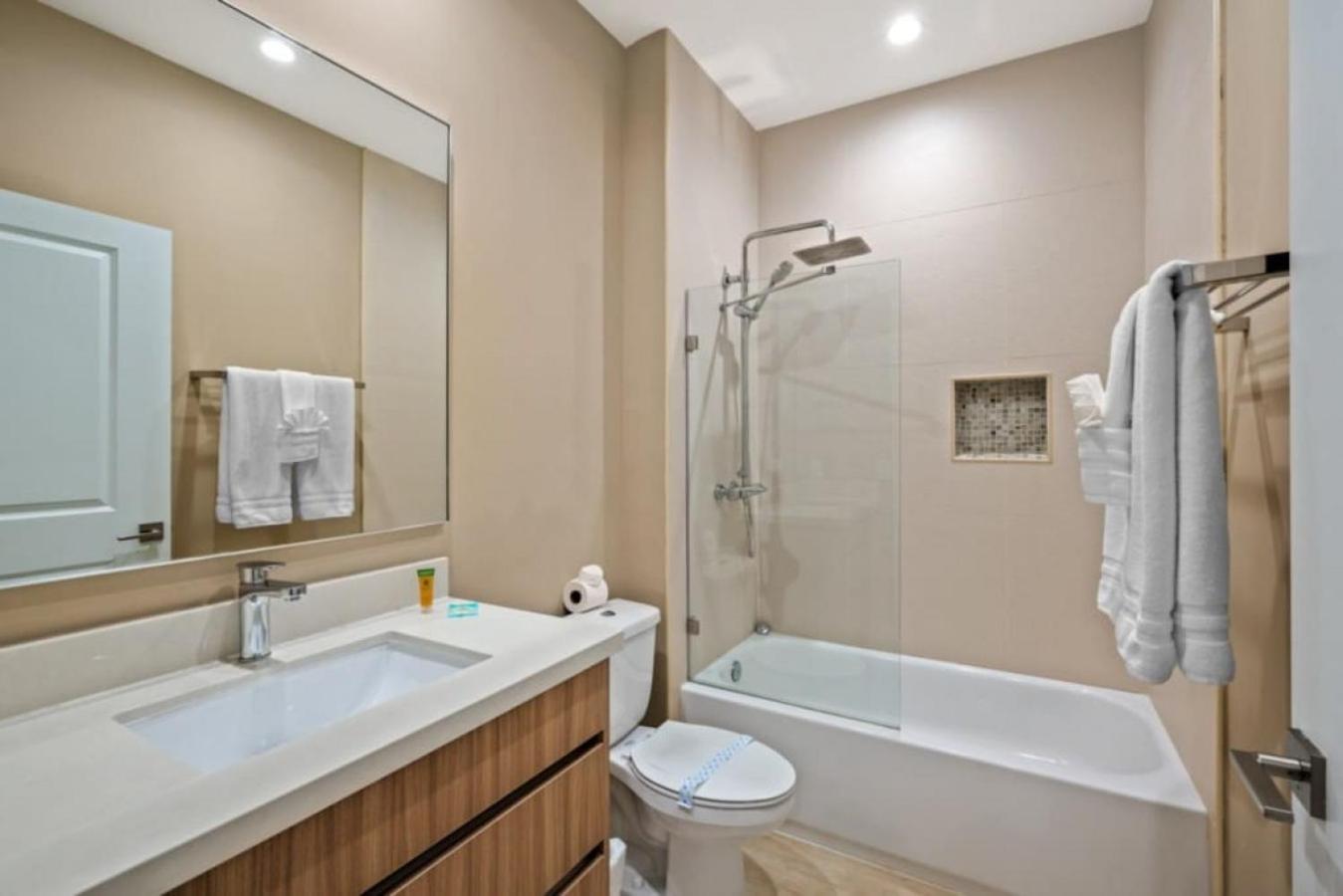 Holiday home 7485 - Luxurious 3 Bedroom Townhouse Behind *