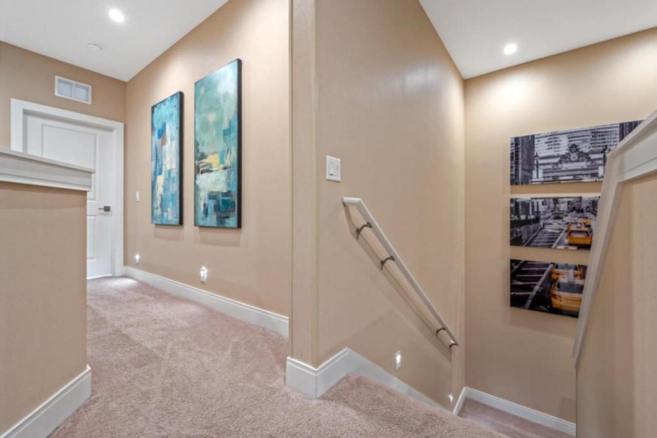 7485 - Luxurious 3 Bedroom Townhouse Behind Orlando