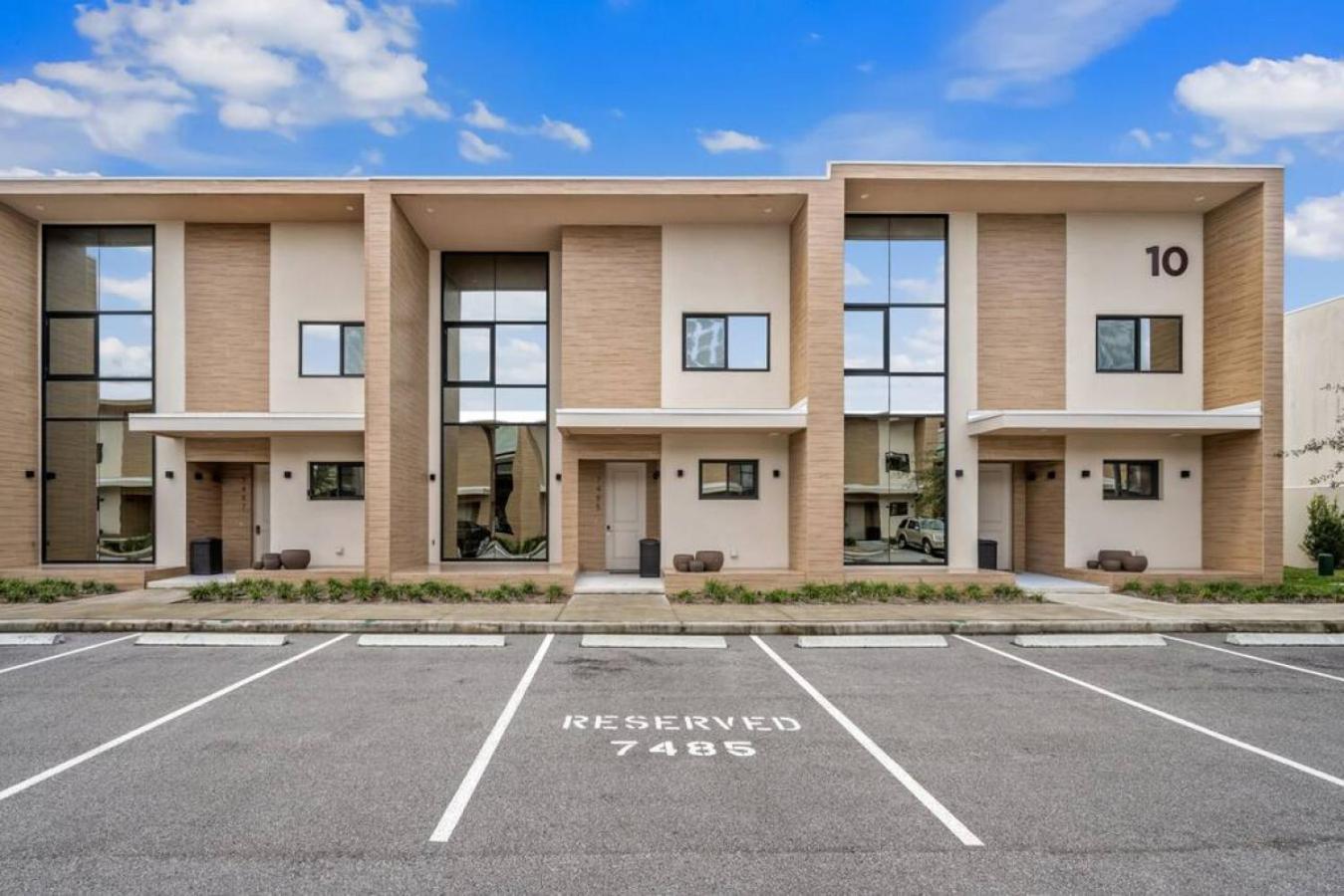 7485 - Luxurious 3 Bedroom Townhouse Behind