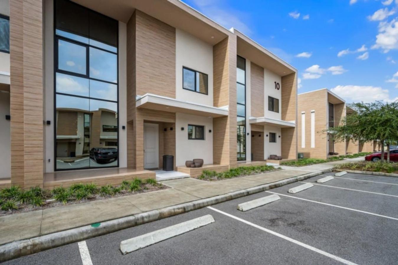 7485 - Luxurious 3 Bedroom Townhouse Behind Holiday home
