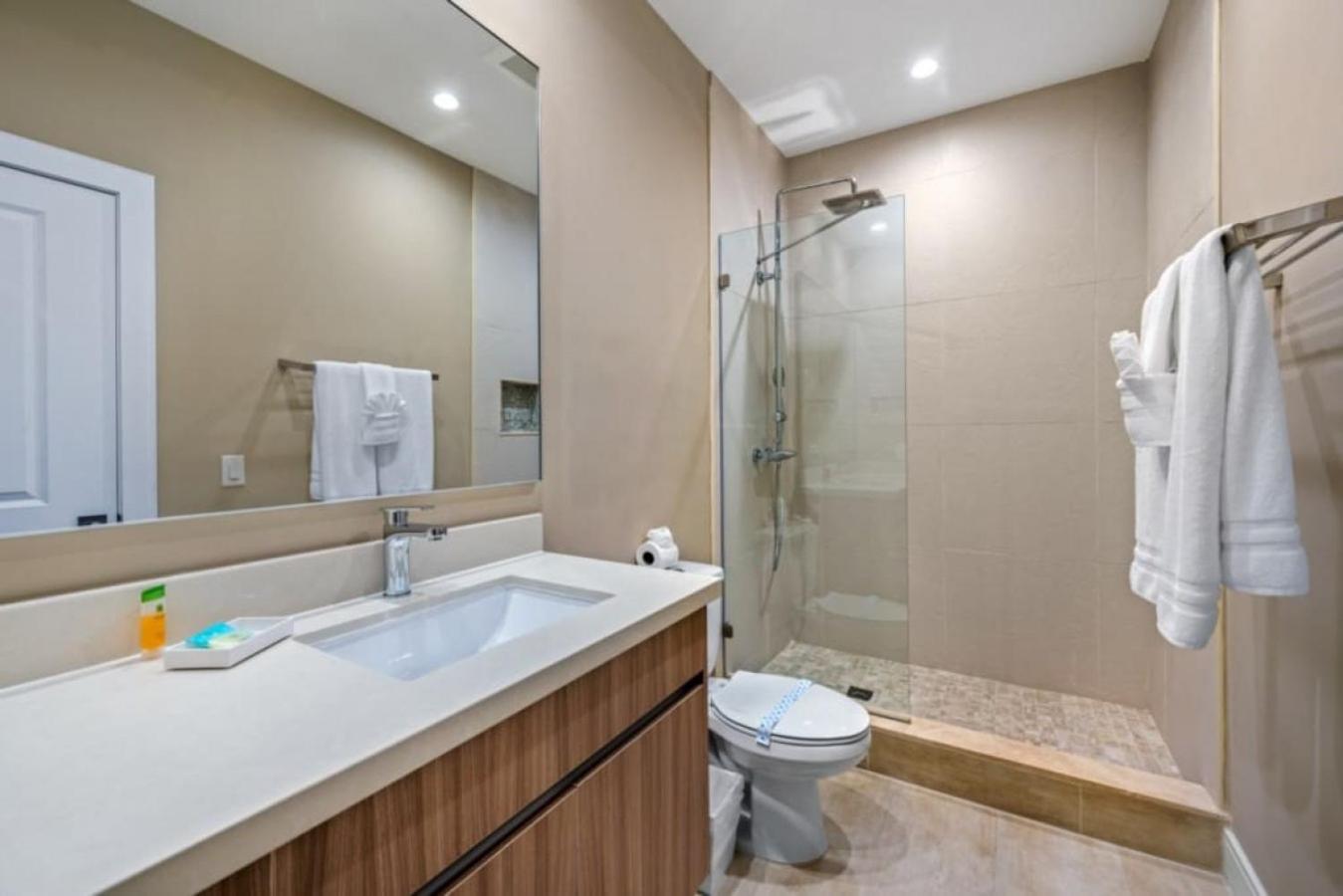 Holiday home 7485 - Luxurious 3 Bedroom Townhouse Behind