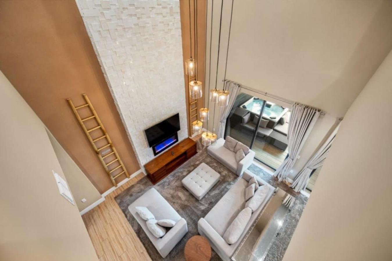Holiday home 7485 - Luxurious 3 Bedroom Townhouse Behind *
