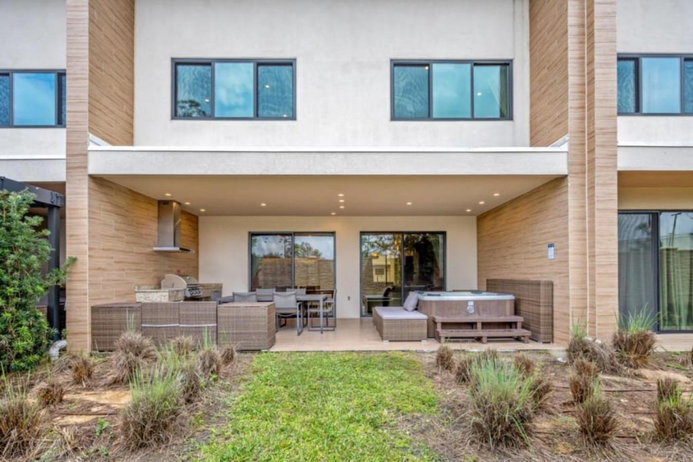 7485 - Luxurious 3 Bedroom Townhouse Behind Holiday home