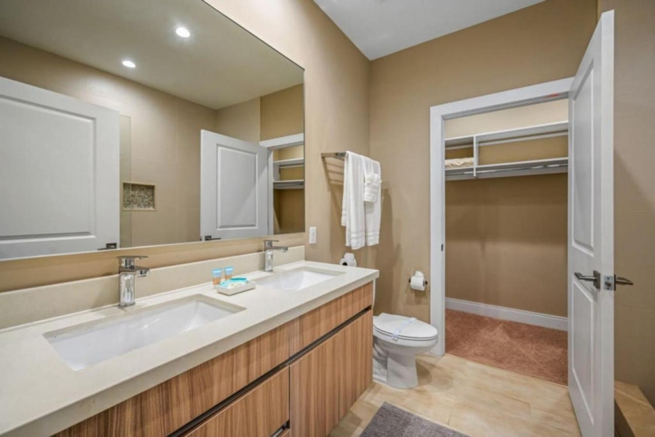 Holiday home 7485 - Luxurious 3 Bedroom Townhouse Behind