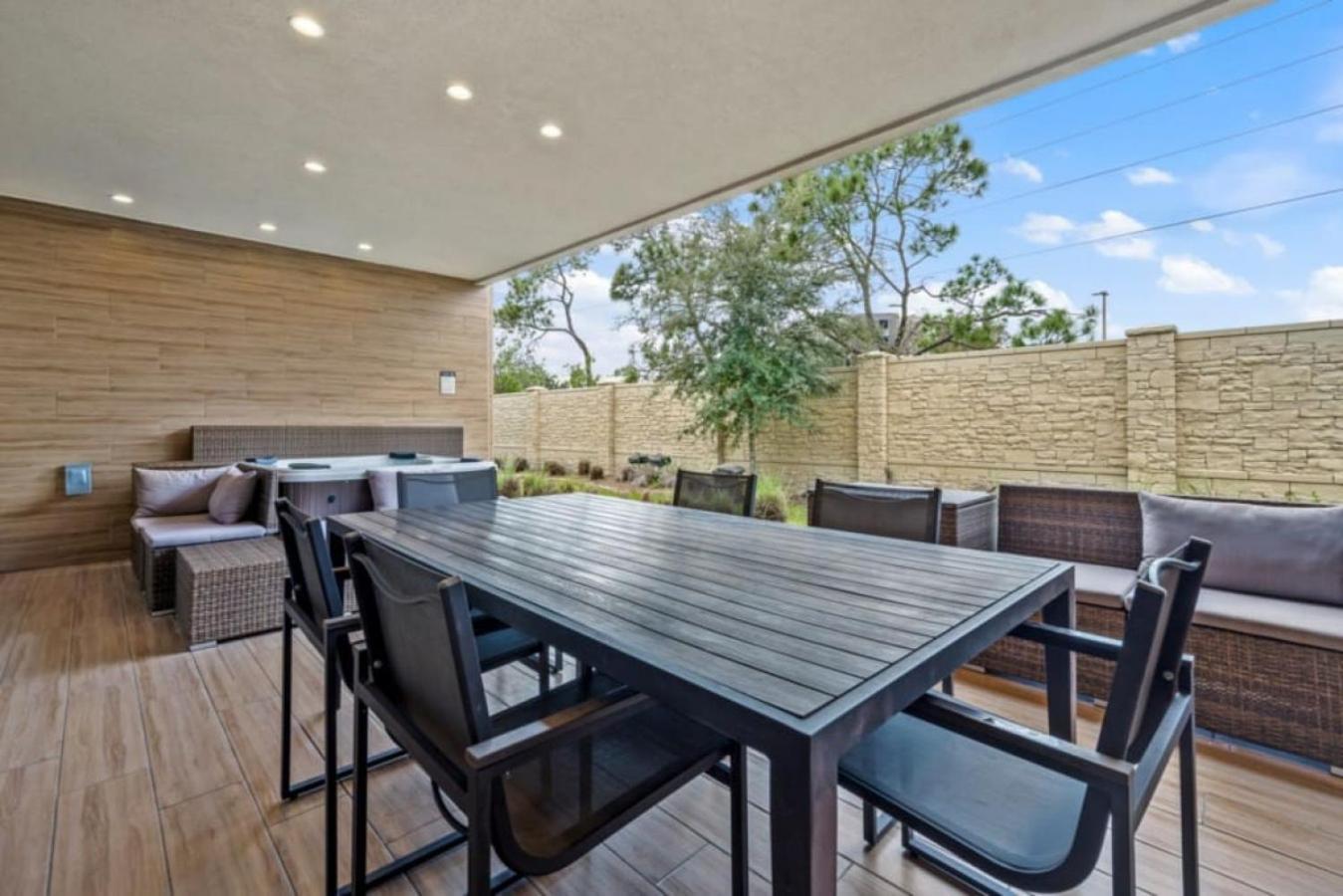 7485 - Luxurious 3 Bedroom Townhouse Behind Holiday home