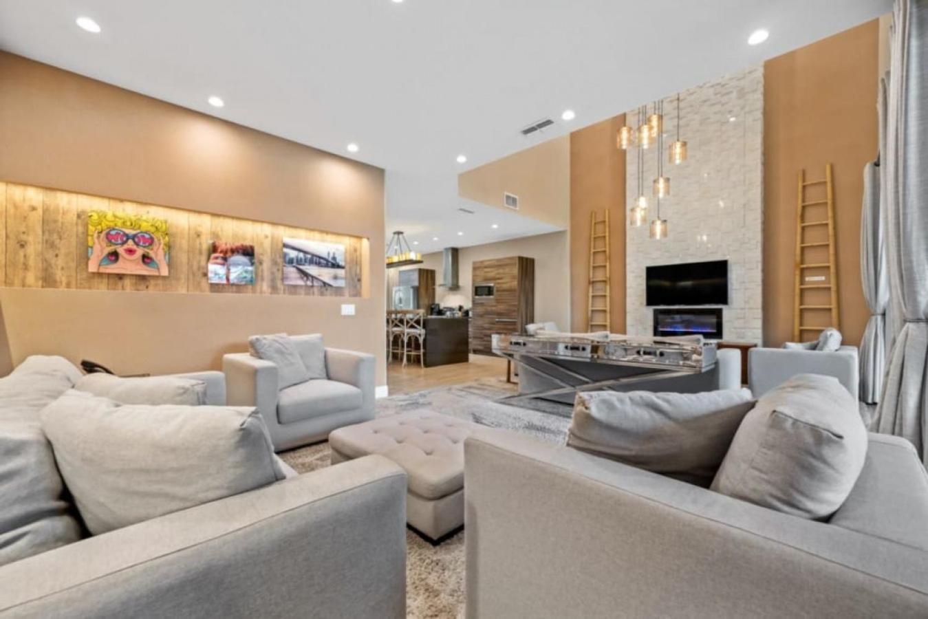 7485 - Luxurious 3 Bedroom Townhouse Behind Holiday home *