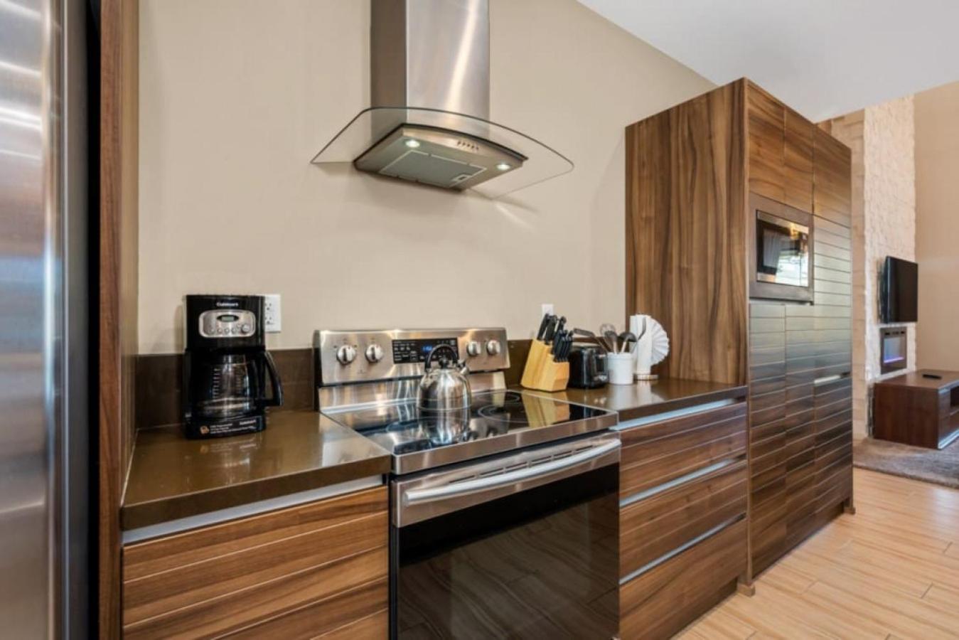 7485 - Luxurious 3 Bedroom Townhouse Behind *