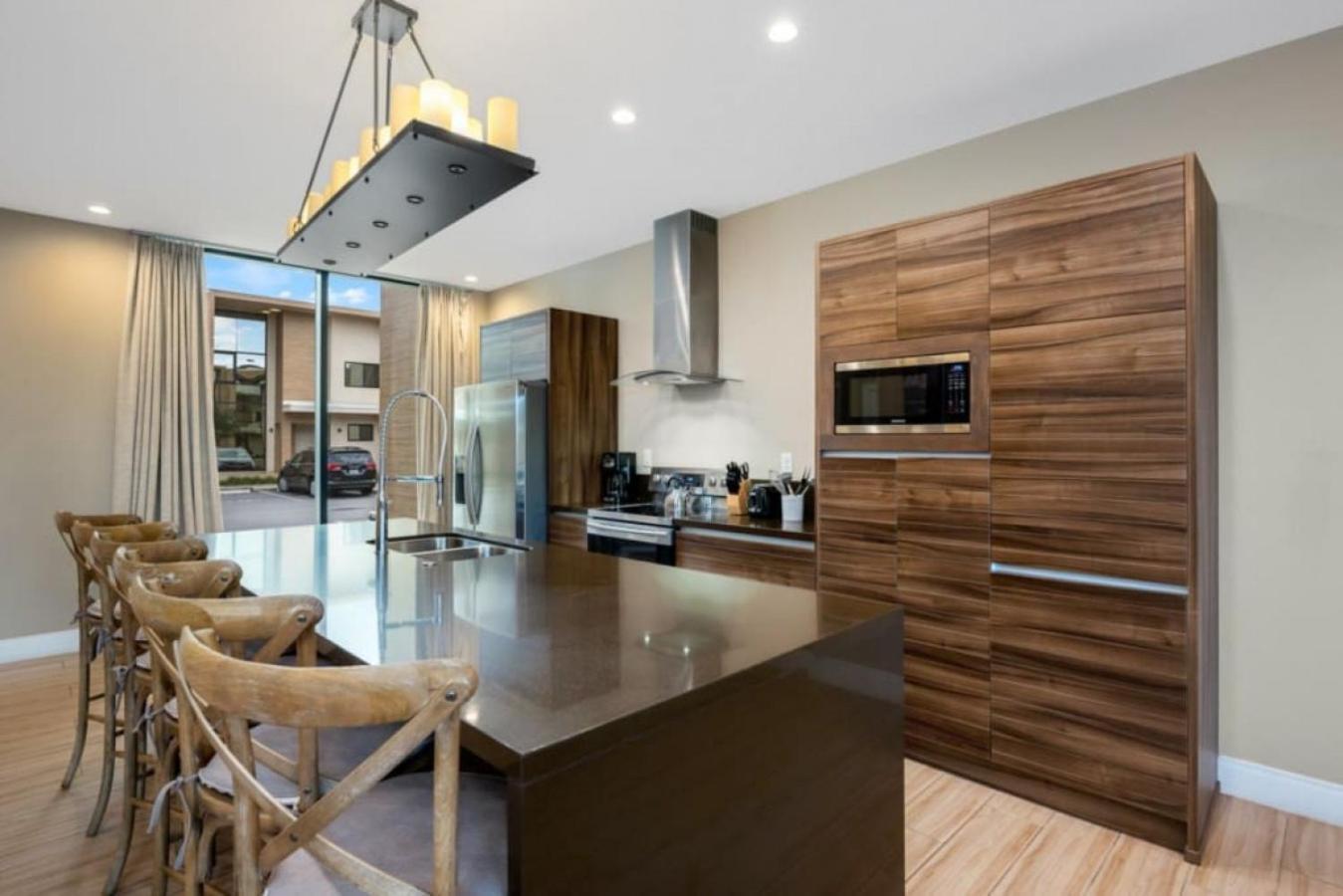 7485 - Luxurious 3 Bedroom Townhouse Behind Orlando