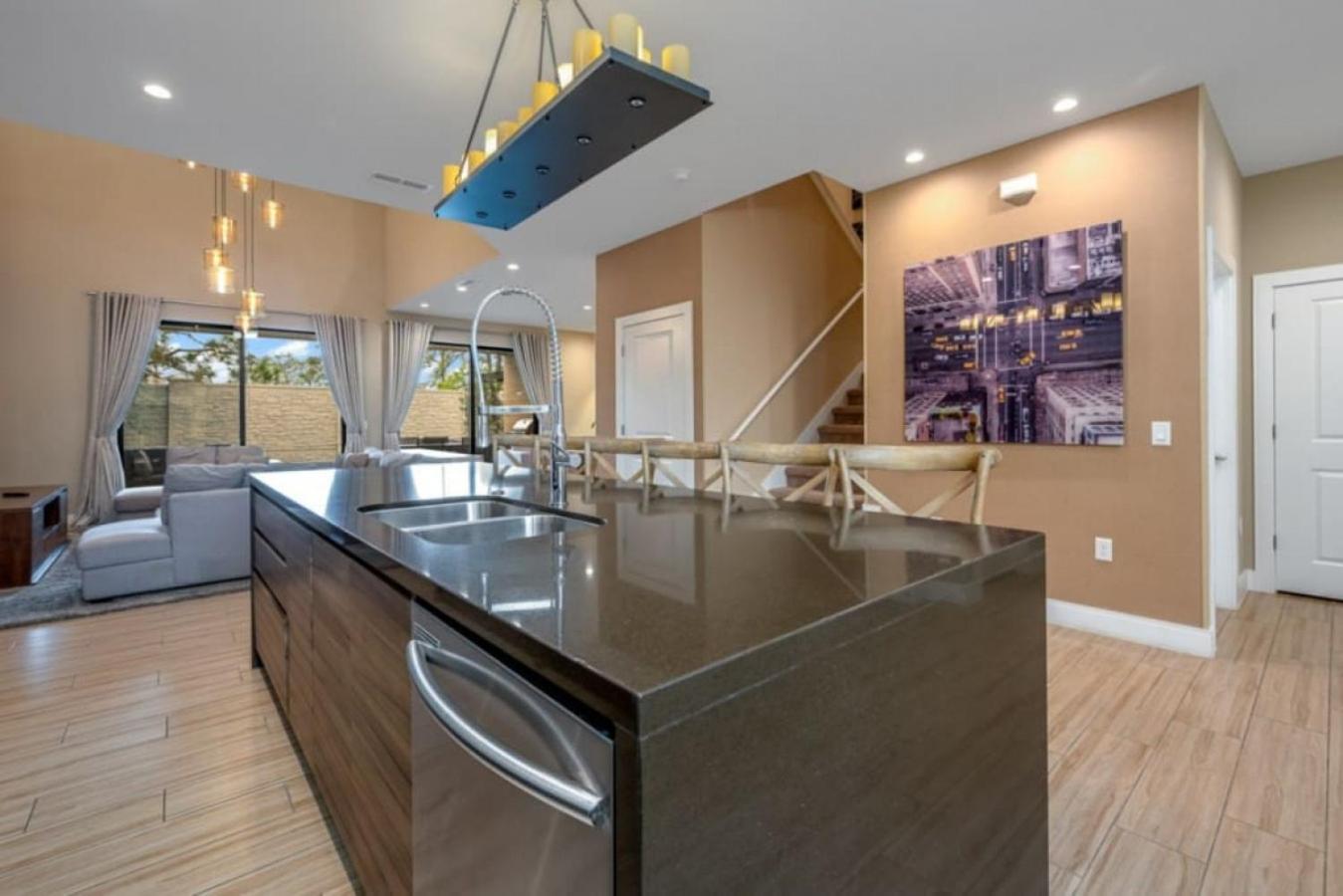 7485 - Luxurious 3 Bedroom Townhouse Behind * Orlando