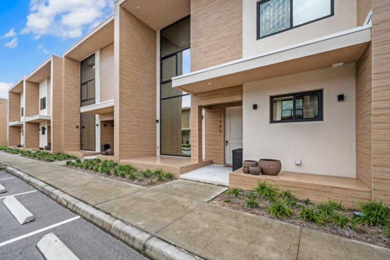 7485 - Luxurious 3 Bedroom Townhouse Behind Holiday home Orlando