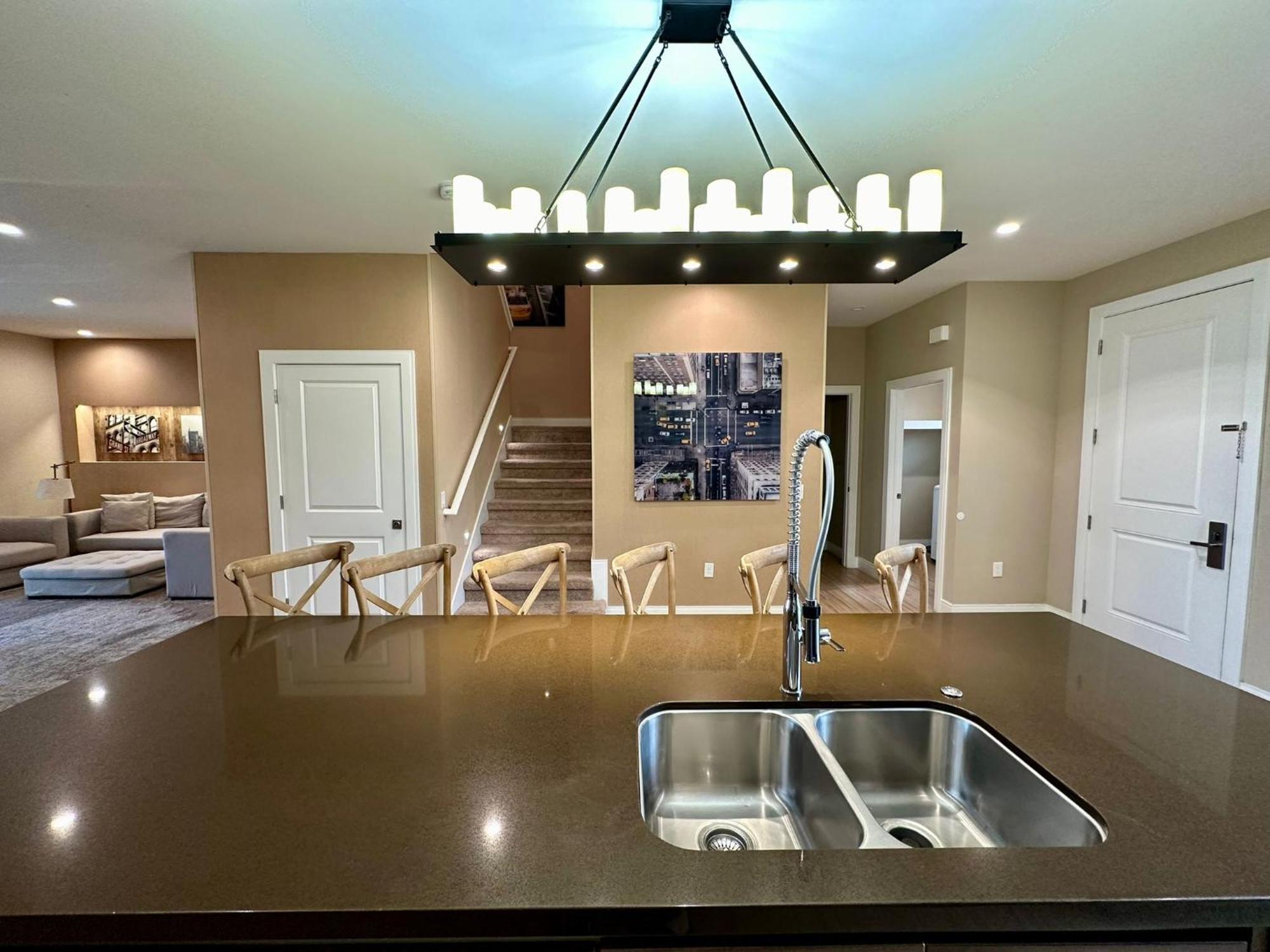 Luxury In With Private Hot Tub - 7 Min From Parks - 3 Bedrooms And 4 Bathrooms! *