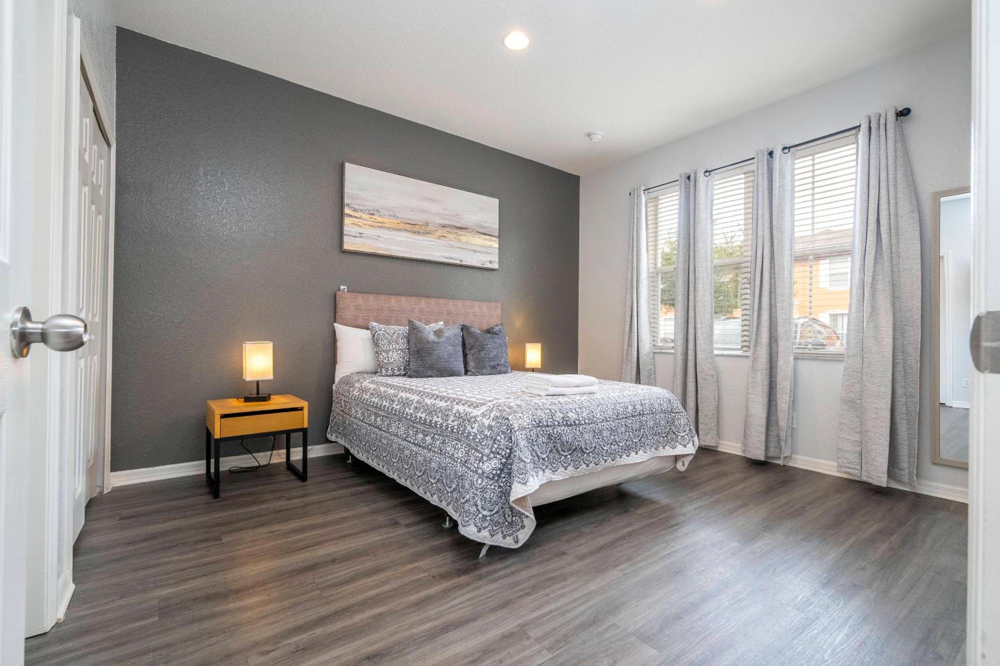 Cozy 4br Regal Oaks Close To *
