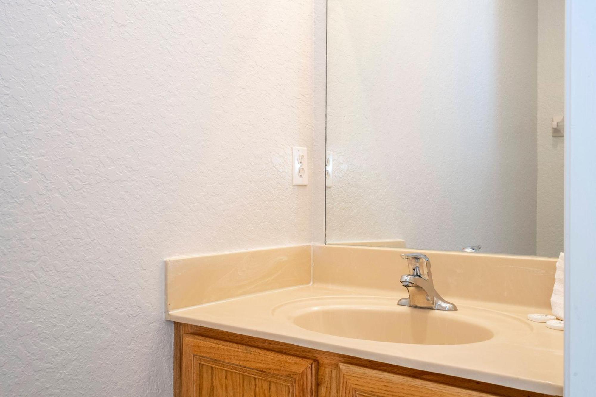 Cozy 4br Regal Oaks Close To *