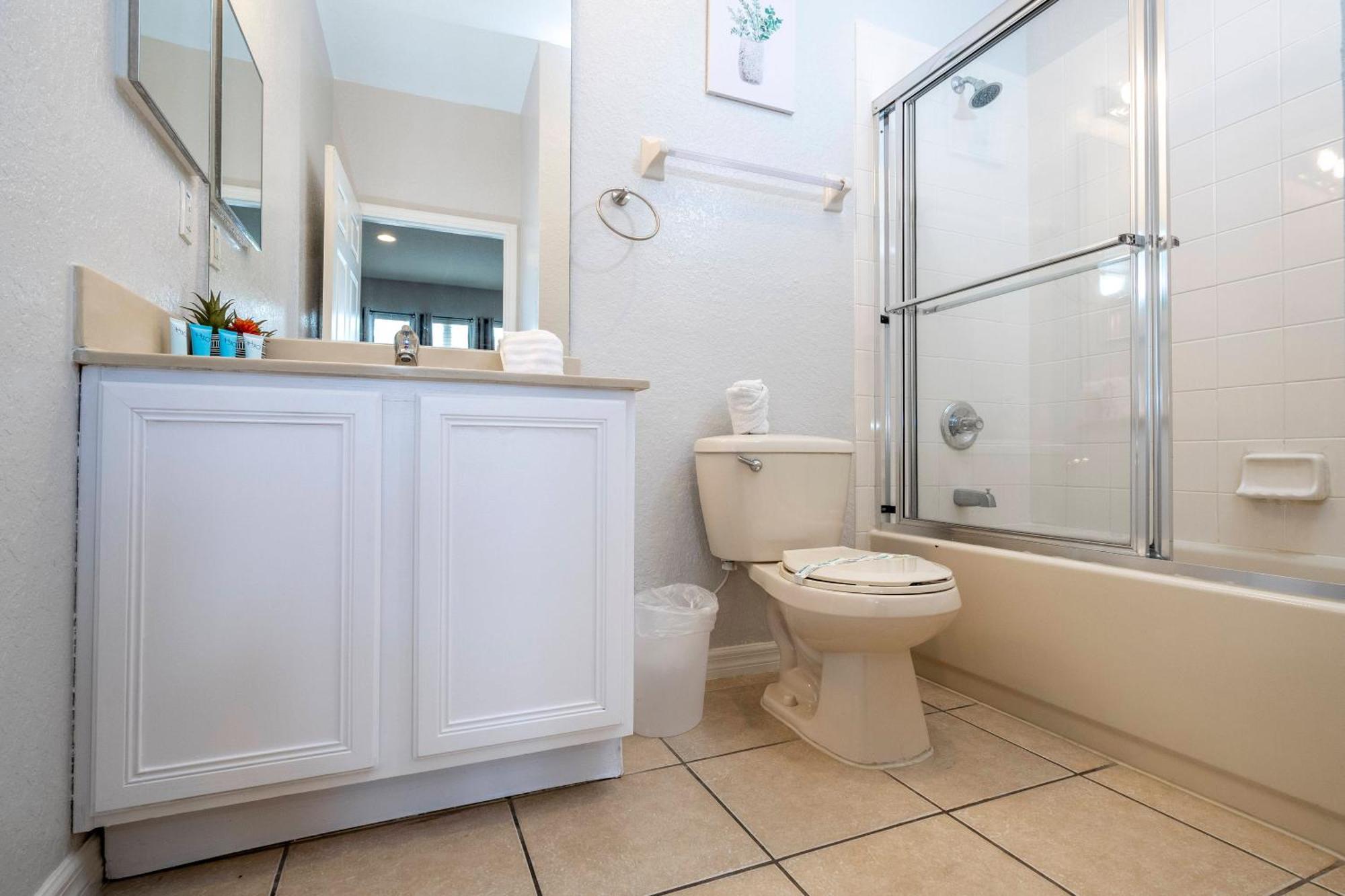Cozy 4br Regal Oaks Close To Holiday home
