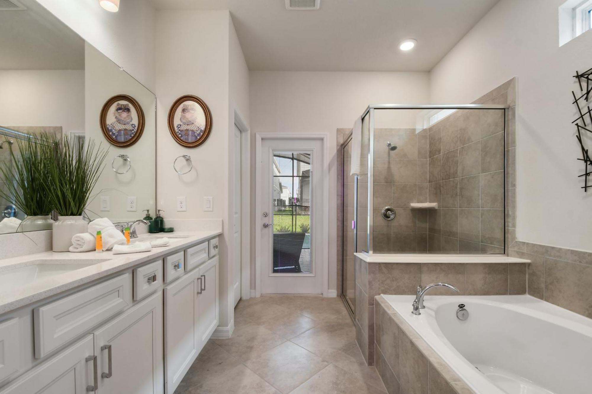 Modern W/ Pool, & Arcade Access