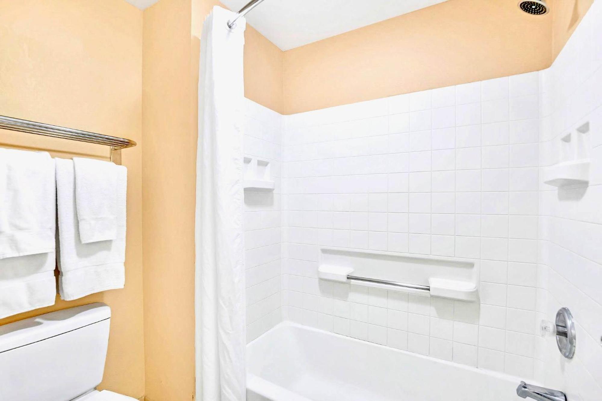 Two Queen Beds - Pool Hot Tub Close To Apartment *