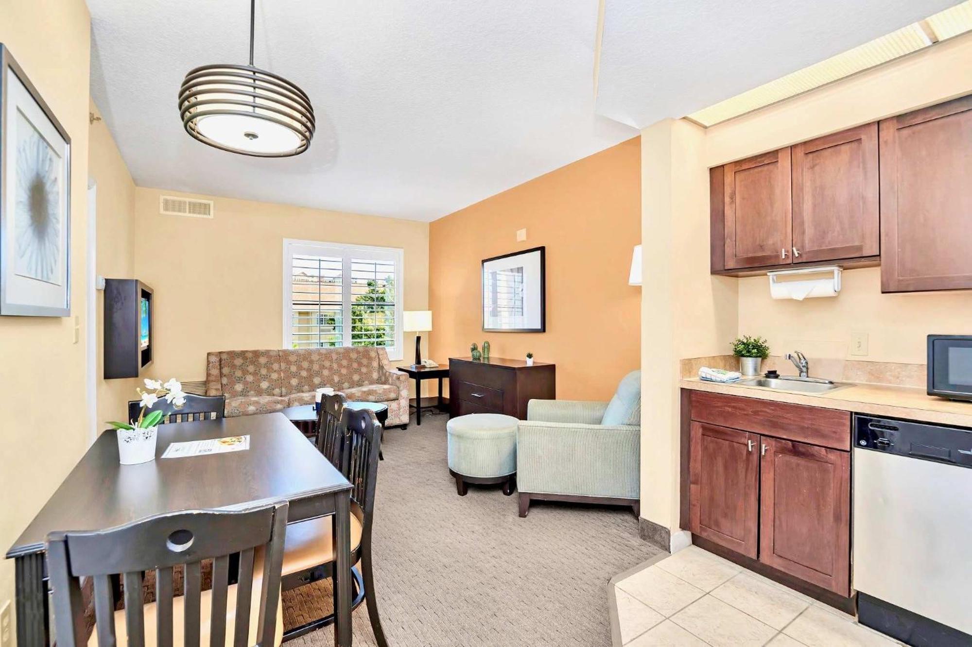 Two Queen Beds - Pool Hot Tub Close To Apartment