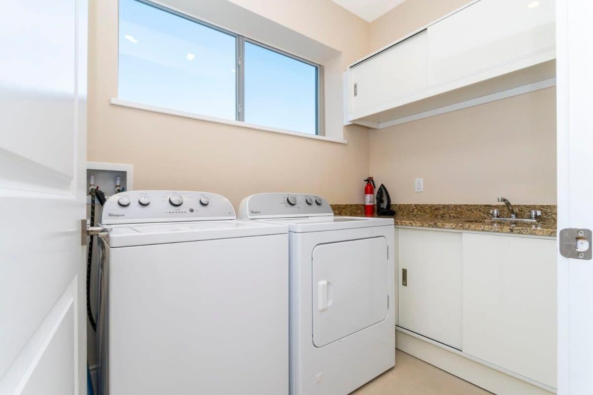 Stunning 4bd Close To @ Magic Village 7614 *