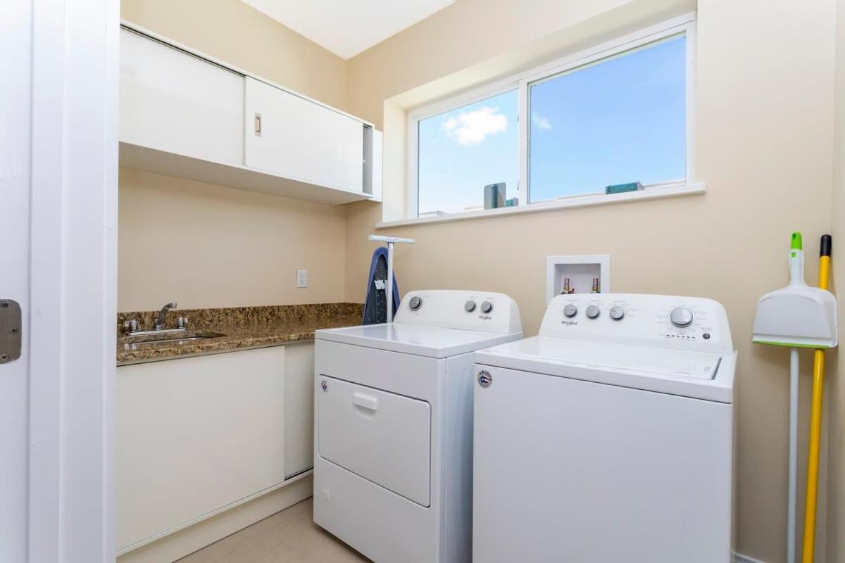 Stunning 4 Bd Close To @ Magic Village 3247 Orlando
