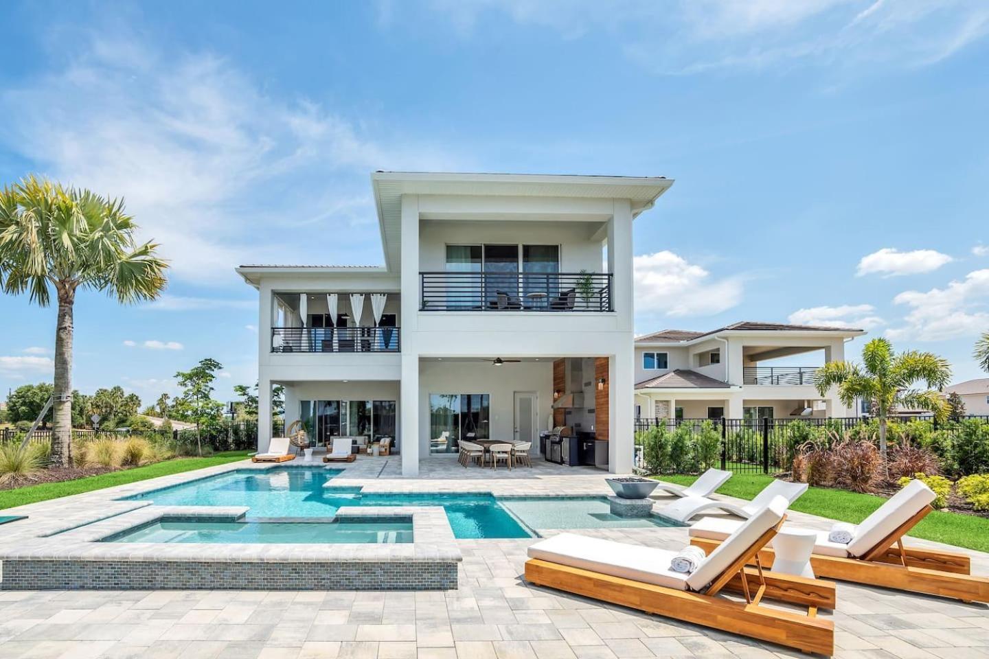 The Luxurious Bear's Den Estate-tb009