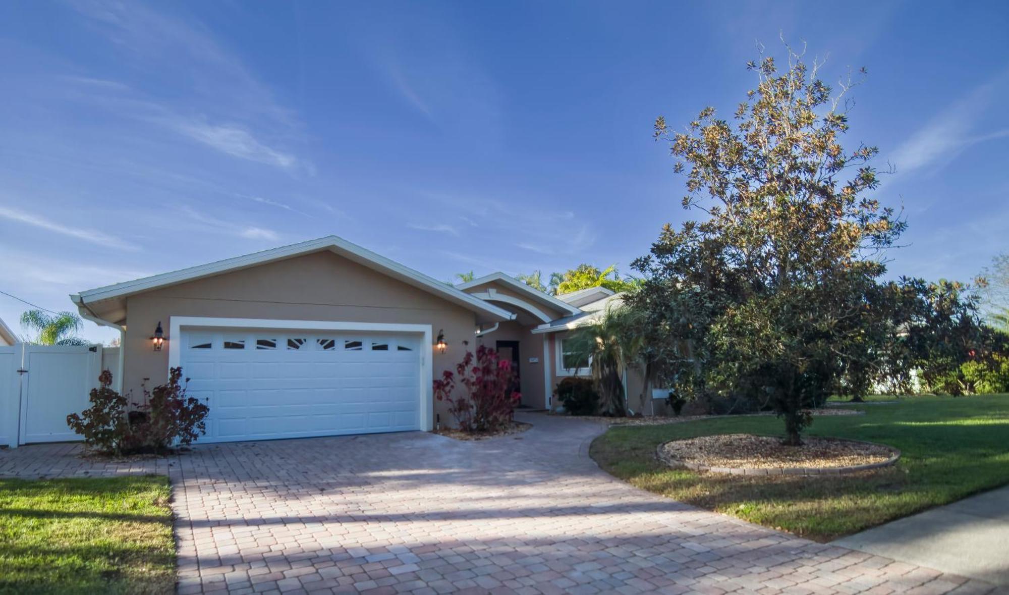 Holiday home 4bed Lakefront House With Pool Near Downtown