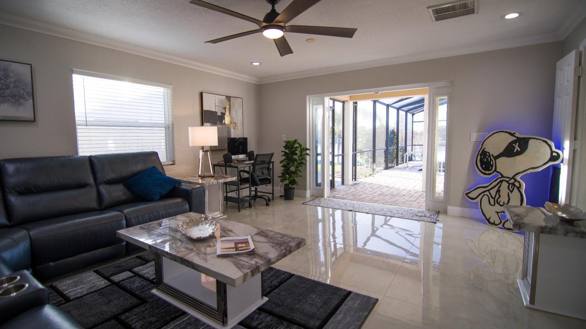 Holiday home 4bed Lakefront House With Pool Near Downtown