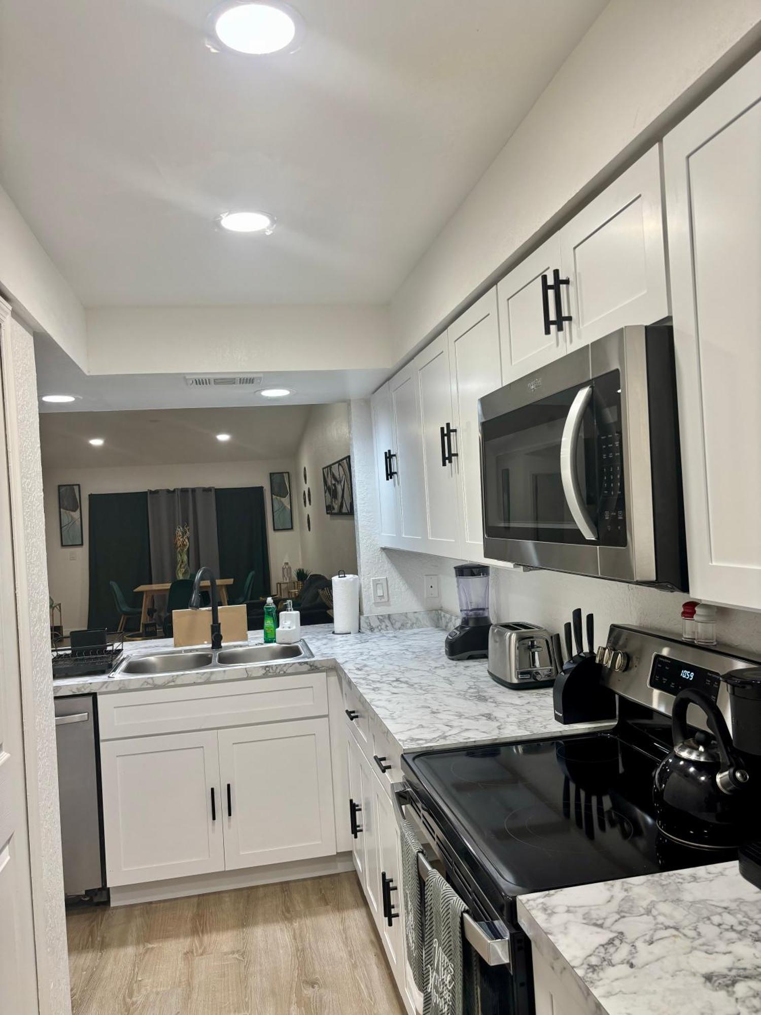 Apartment Oasis 2br Parks Fast Wi Fi Pool Gym Free Parking Workspace Free Cable Near Universal *