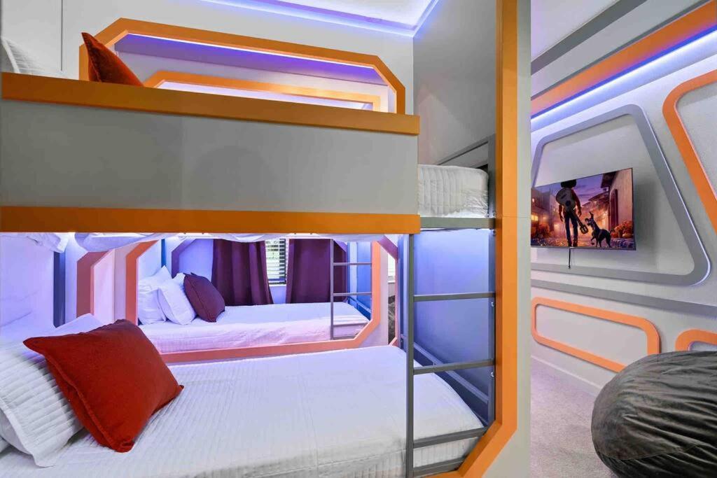 Super Ritzy - 9bdrs-9bas W Theme Loft & Pool Holiday home