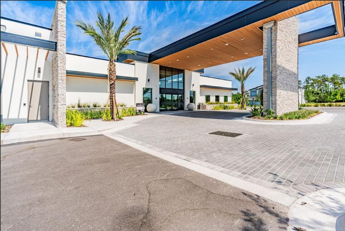 Super Ritzy - 9bdrs-9bas W Theme Loft & Pool Holiday home