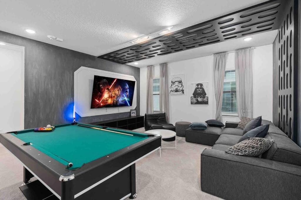 Super Ritzy - 9bdrs-9bas W Theme Loft & Pool Holiday home *