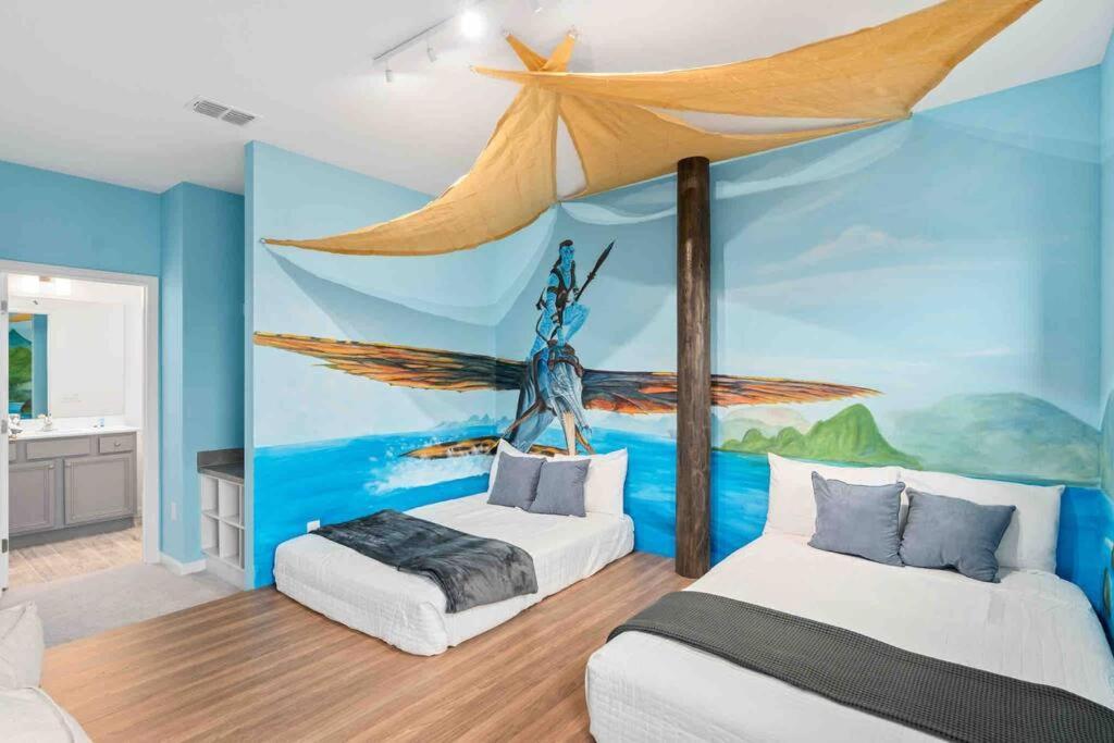 Super Ritzy - 9bdrs-9bas W Theme Loft & Pool Holiday home *