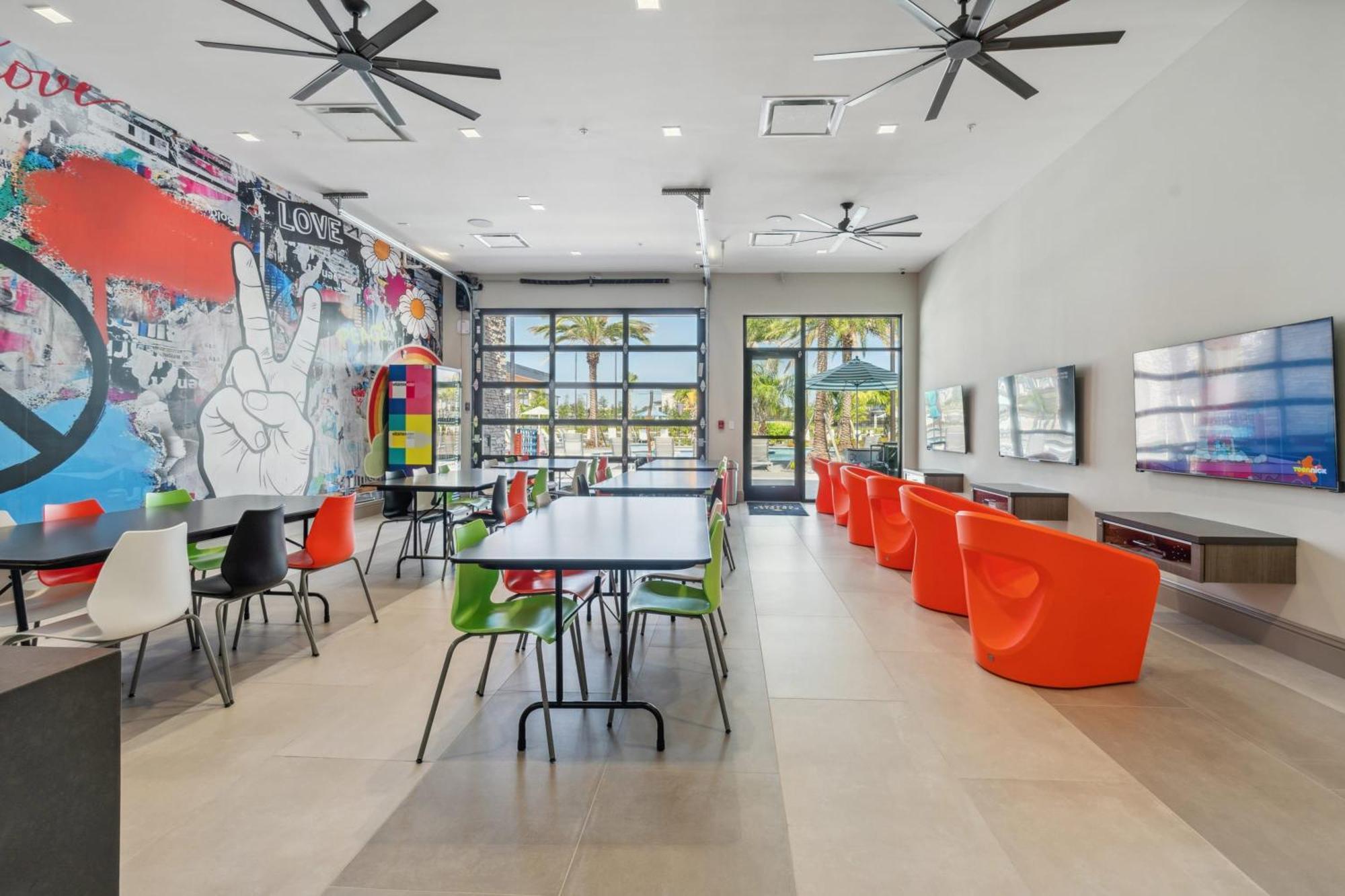 Super Ritzy - 9bdrs-9bas W Theme Loft & Pool Orlando