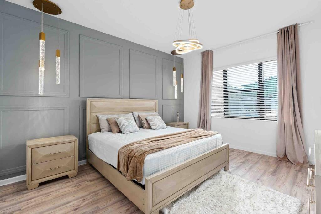 Super Ritzy - 9bdrs-9bas W Theme Loft & Pool *