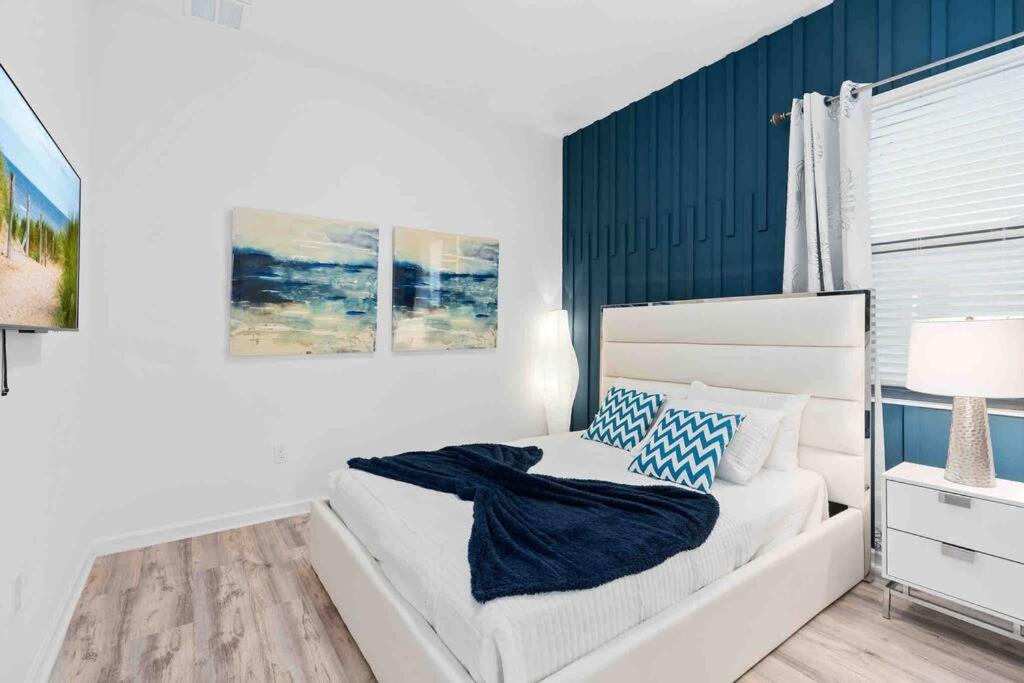 Super Ritzy - 9bdrs-9bas W Theme Loft & Pool Holiday home