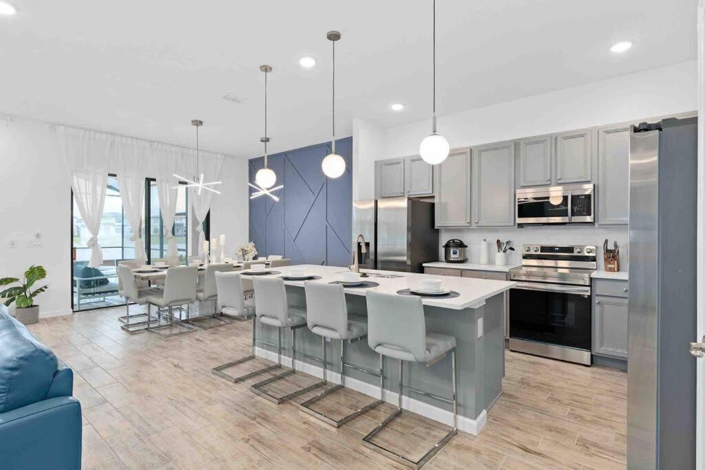 Super Ritzy - 9bdrs-9bas W Theme Loft & Pool Orlando