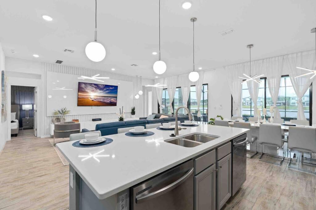 Super Ritzy - 9bdrs-9bas W Theme Loft & Pool Holiday home