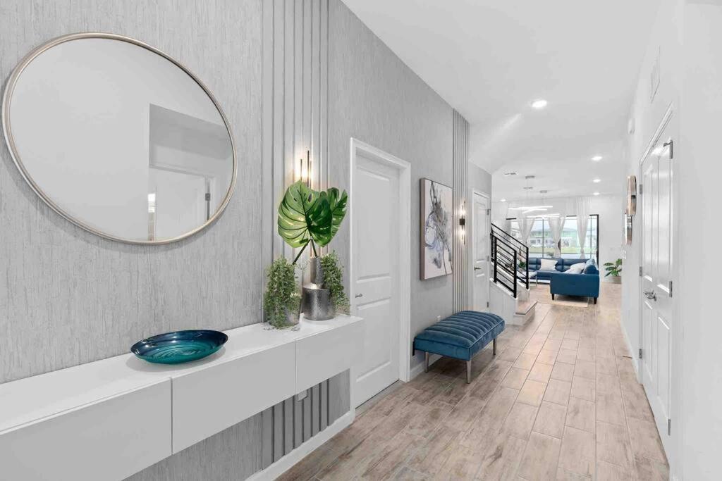 Super Ritzy - 9bdrs-9bas W Theme Loft & Pool Holiday home *
