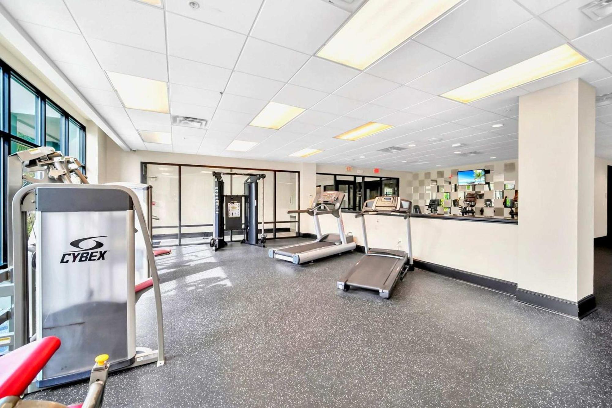 Spacious 3br With Pool & Hot Tub Near Apartment