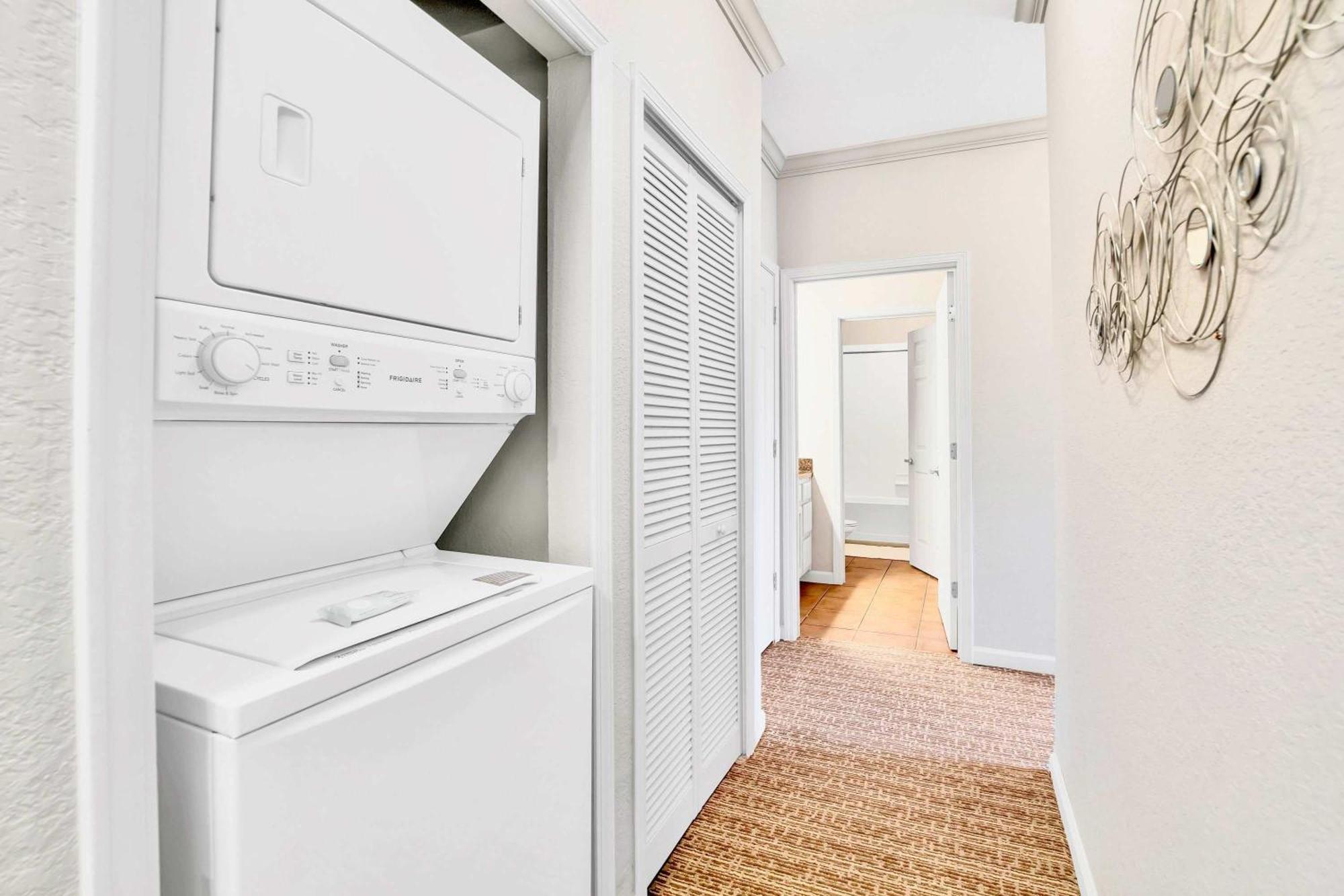Apartment Spacious 3br With Pool & Hot Tub Near